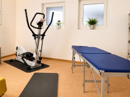Praxisraum von Ilona Notz mit Liege und Trainingsgerät in München-Freimann